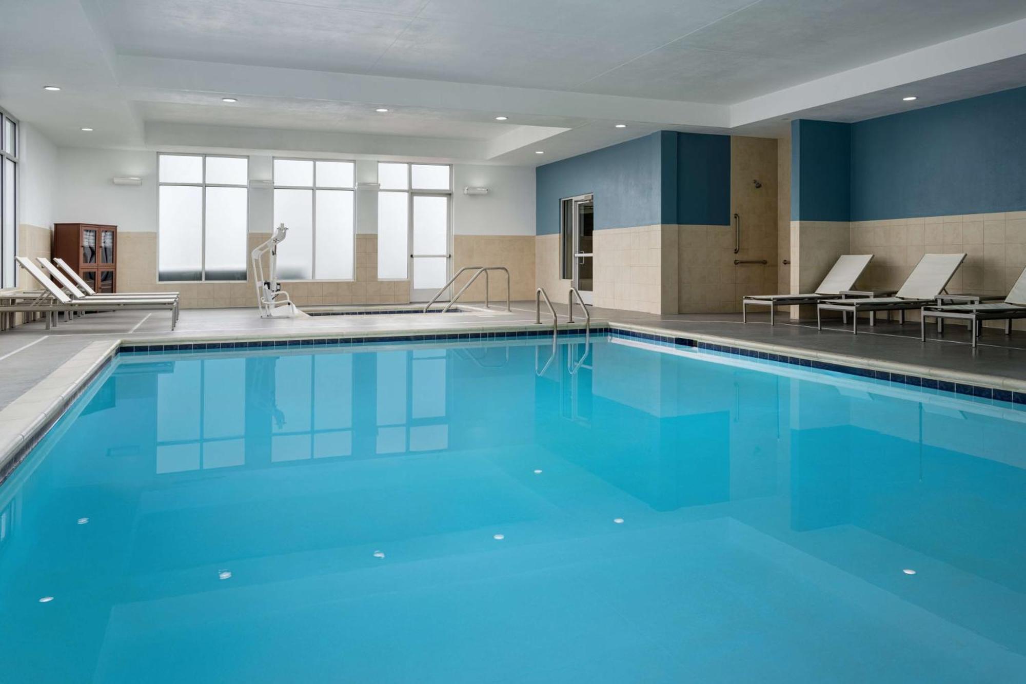 Hyatt Place Canton Lake Cable Экстерьер фото