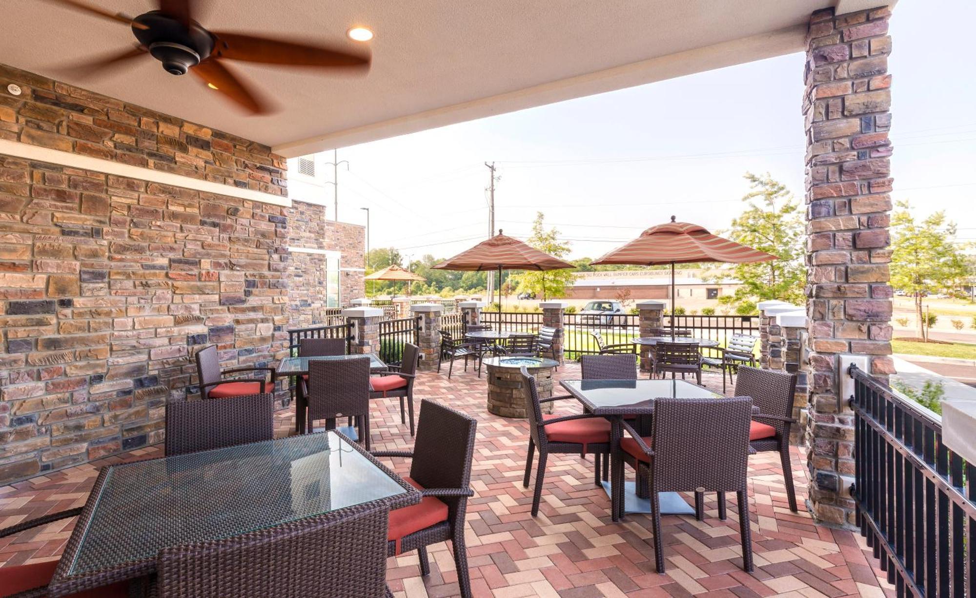 Hyatt Place Canton Lake Cable Экстерьер фото