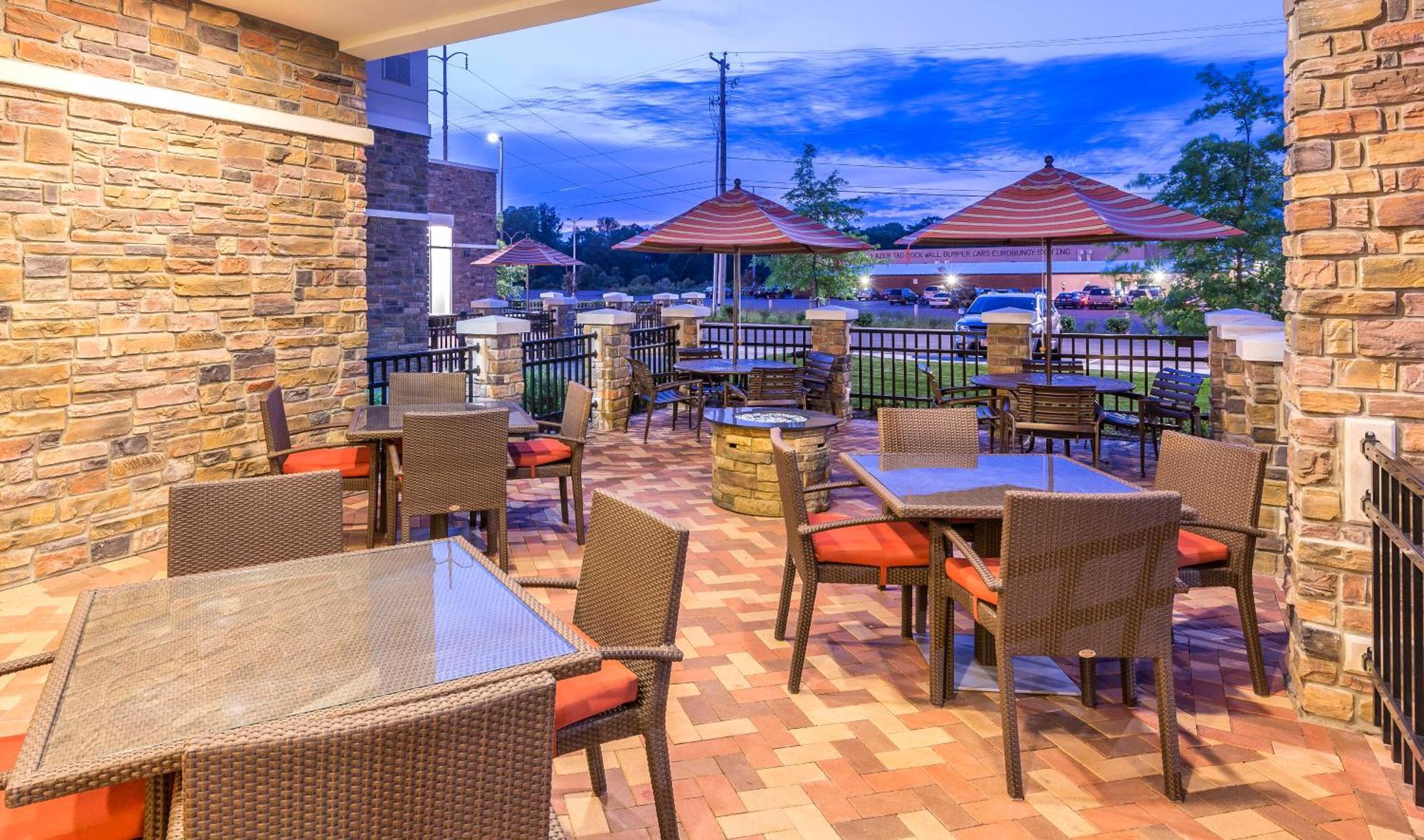 Hyatt Place Canton Lake Cable Экстерьер фото